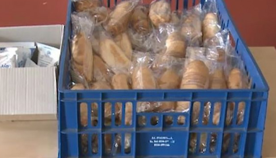 Protecţia Consumatorilor anchetează distribuirea unor cornuri mucegăite în şcoli