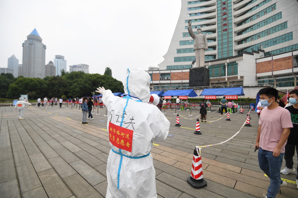 China își înfometează minoritățile cu lockdown-uri anti-Covid draconice: „Ne tratează ca pe animale sau pur și simplu vor să murim?”