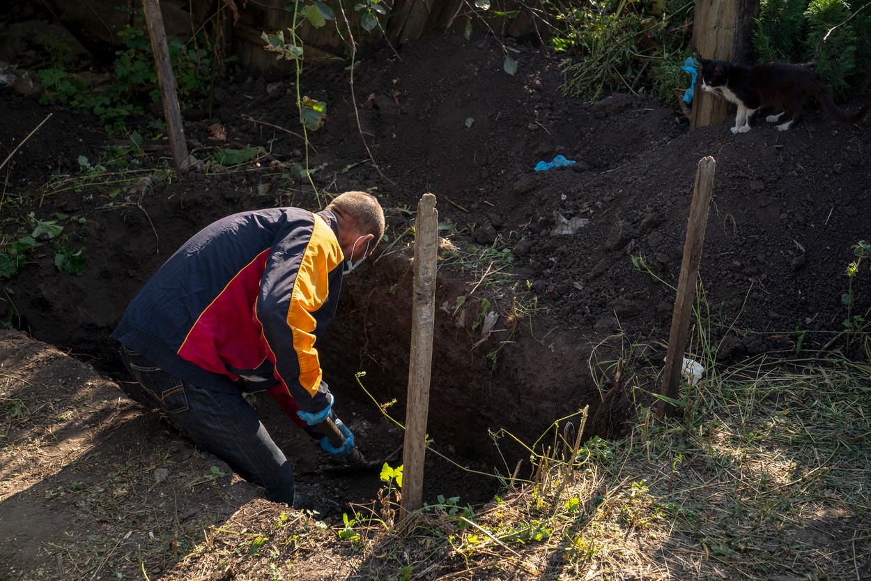 Cadavre cu urme de tortură, găsite în localitățile ucrainene de unde rușii au fugit