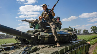 Militari ucraineni pe tanc.