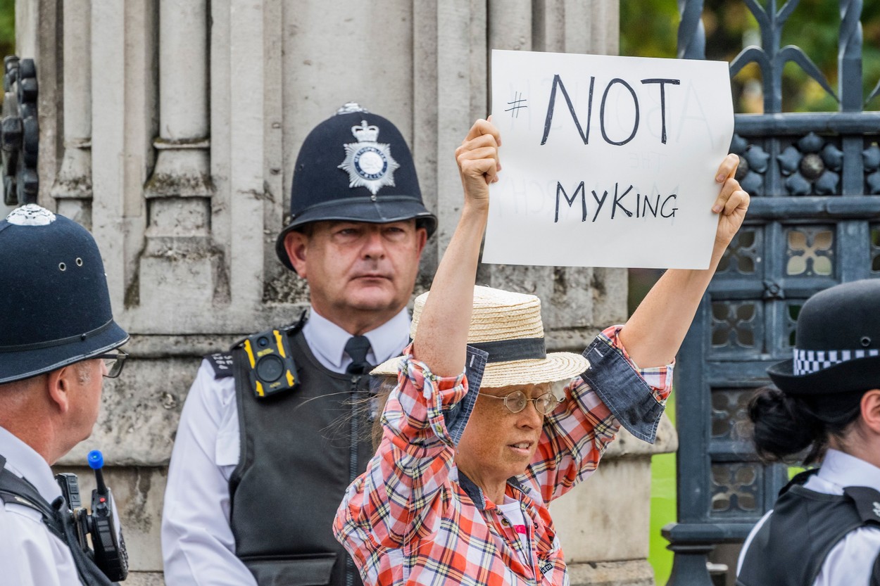 „Nu este regele meu”. Britanicii „au dreptul” să protesteze față de monarhie, transmite poliția, după ce un bărbat a fost amenințat