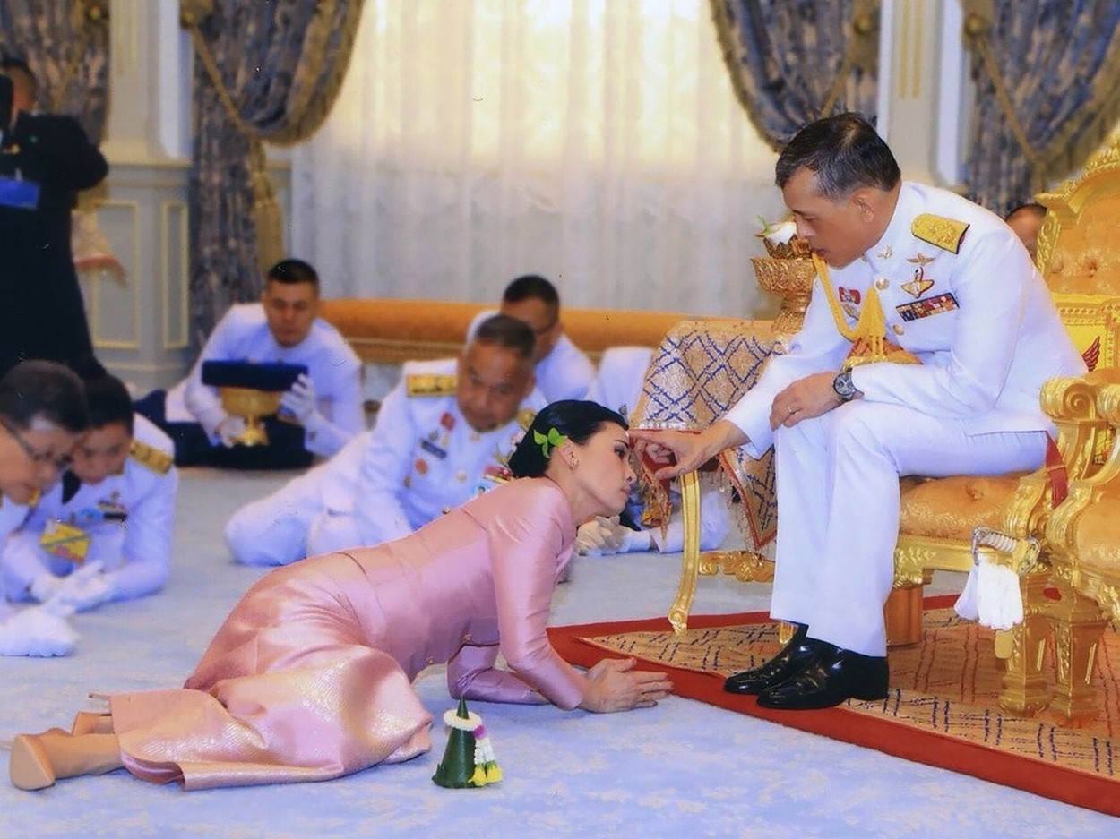 În Thailanda, o tânără a ajuns la închisoare pentru că s-a îmbrăcat la fel ca regina țării la un protest