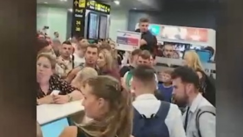 pasageri in aeroportul otopeni