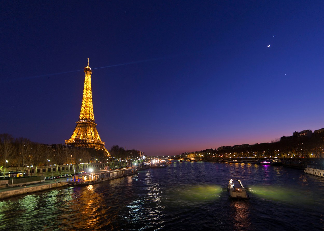Parisul va stinge luminile turnului Eiffel mai devreme pentru a economisi energie. Ce alte măsuri au fost luate în Capitala Franței