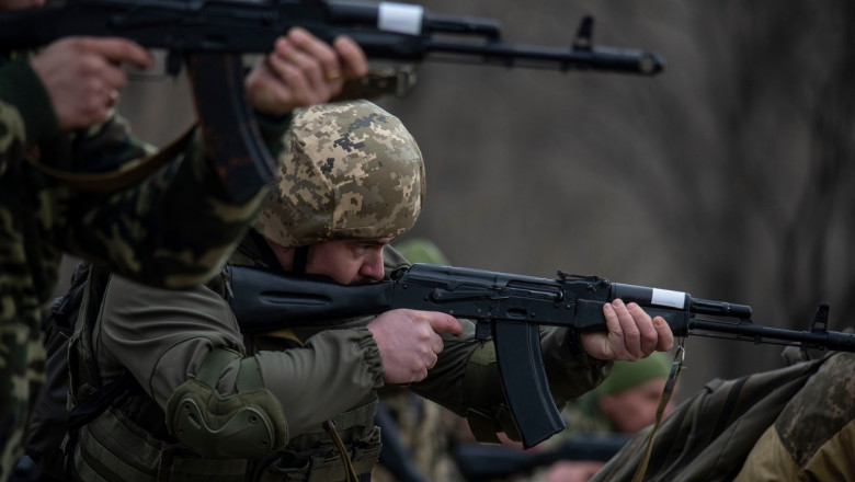 Antrenamente ale militarilor și civililor ucraineni.