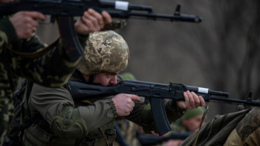 Antrenamente ale militarilor și civililor ucraineni.