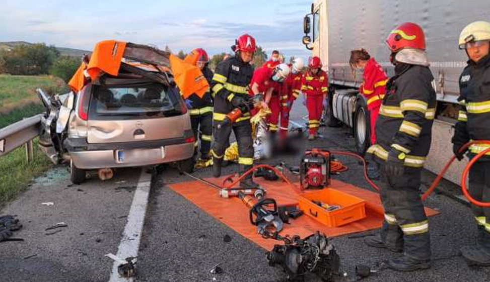 O femeie a murit după a ce intrat cu maşina pe contrasens și a lovit frontal un TIR