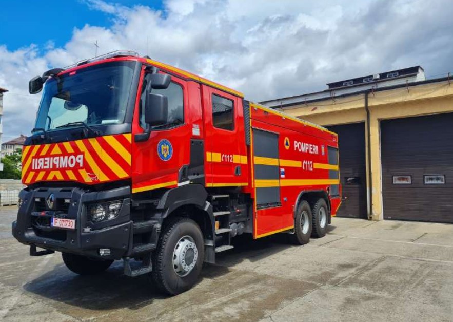 După ce i-a salvat din flăcări, un pompier oferă membrilor unei familii găzduire în propria casă