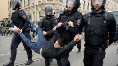 Tânăr arestat la un protest, în Rusia
