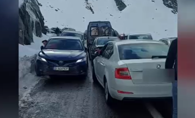 VIDEO. Trafic blocat pe Transfăgărășan din cauza mașinilor parcate pe carosabil