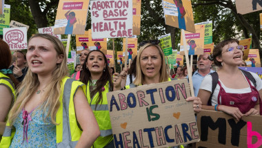 Femei la o manifestație pentru susținerea avortului.