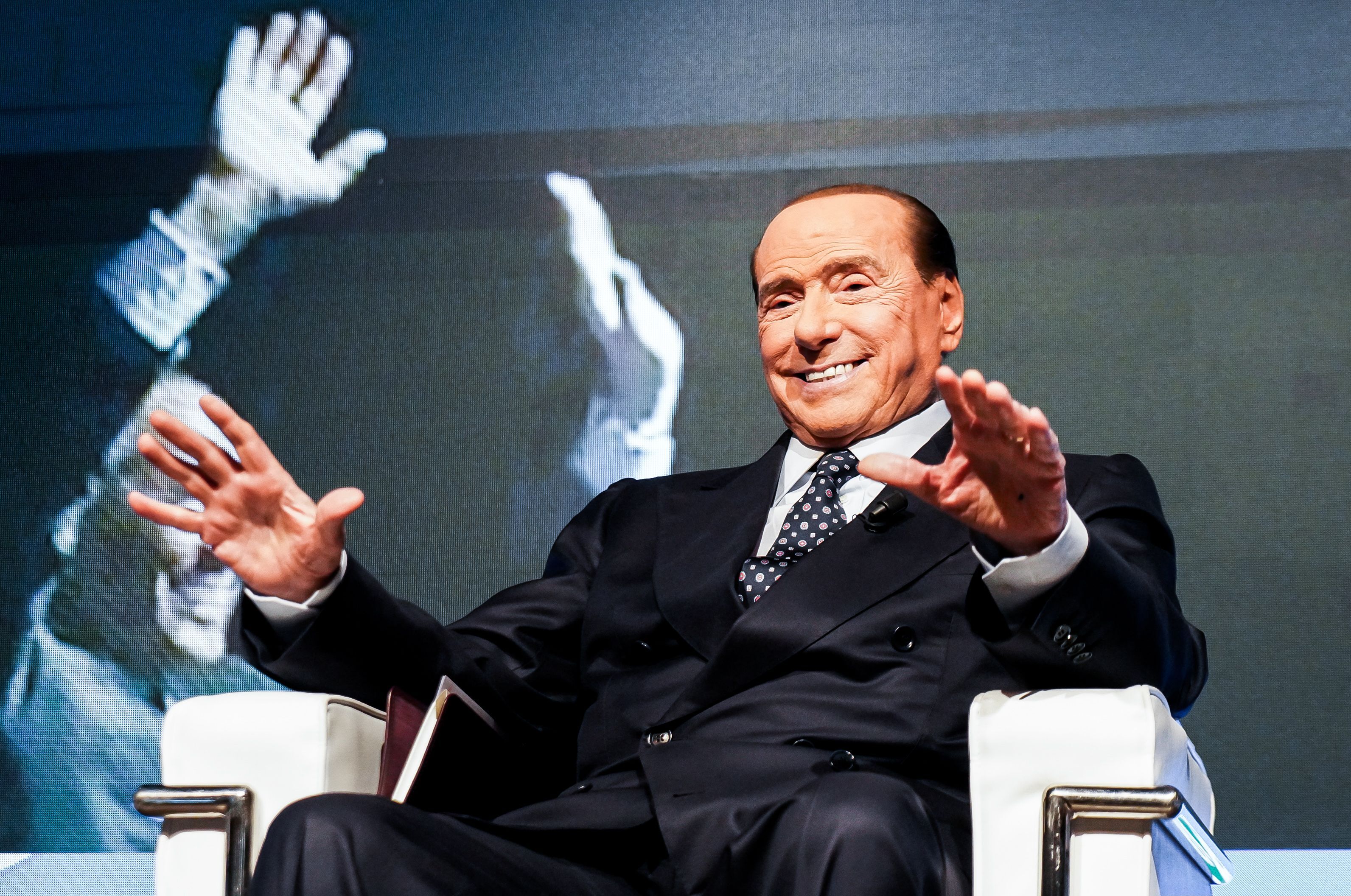 Cine a fost Silvio Berlusconi. Cum și-a construit imperiul fostul premier „bunga-bunga”