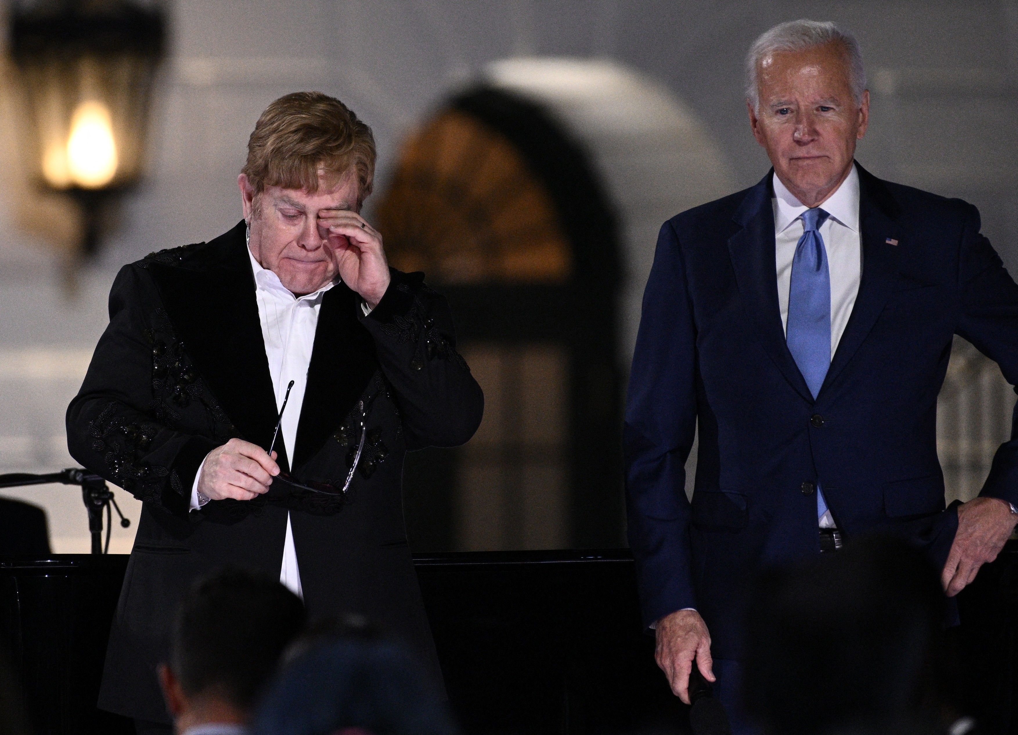 Elton John a izbucnit în lacrimi după concertul de la Casa Albă. Ce surpriză i-a făcut Joe Biden
