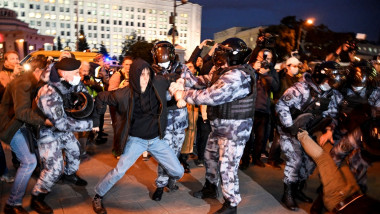 Polițiști ruși arestează oameni la proteste anti-mobilizare