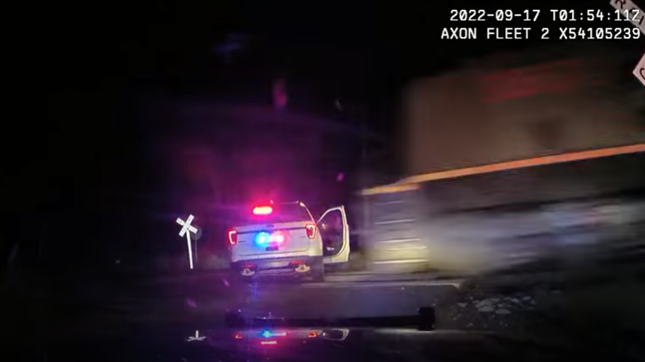 VIDEO. Autospecială uitată de polițiști pe calea ferată, lovită în plin de tren. O tânără de 20 de ani se afla pe bancheta din spate
