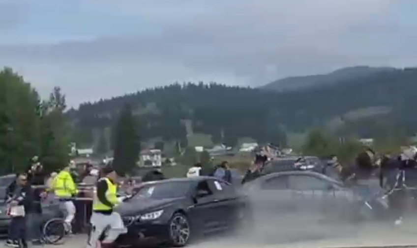 VIDEO. Momentul în care un BMW scăpat de sub control lovește oameni din public, la un concurs de amatori pe aerodrom