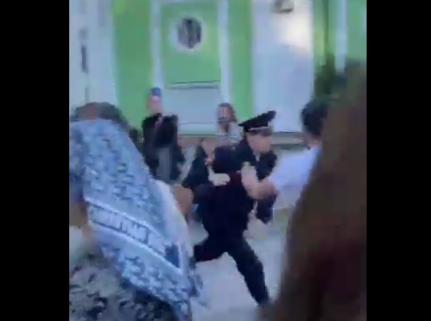 VIDEO. Femeile din Daghestan îi aleargă pe polițiști, la un miting anti-mobilizare. Putin a trimis Garda Națională