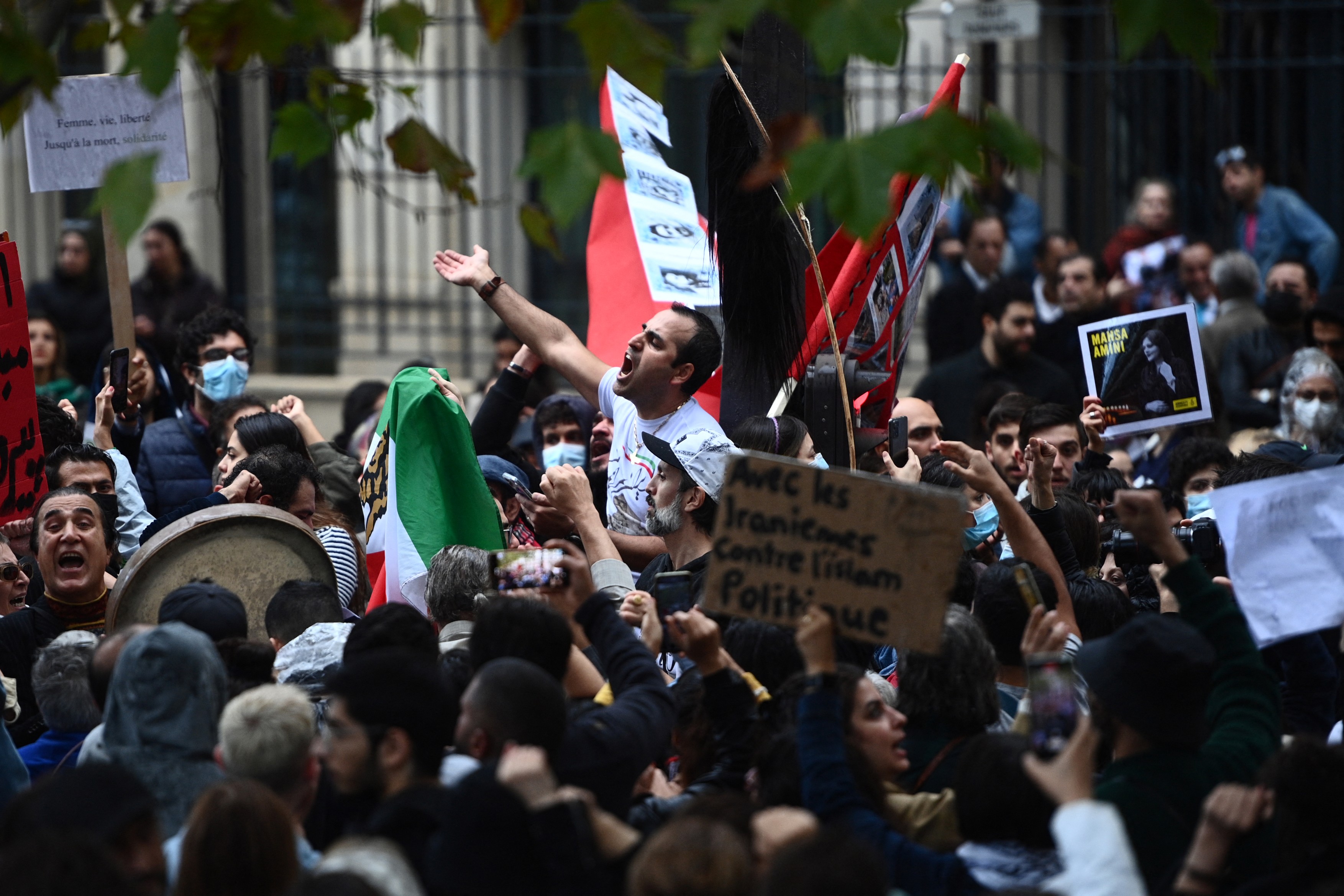 Gaze lacrimogene la Paris, împotriva protestatarilor care încercau să intre în ambasada Iranului