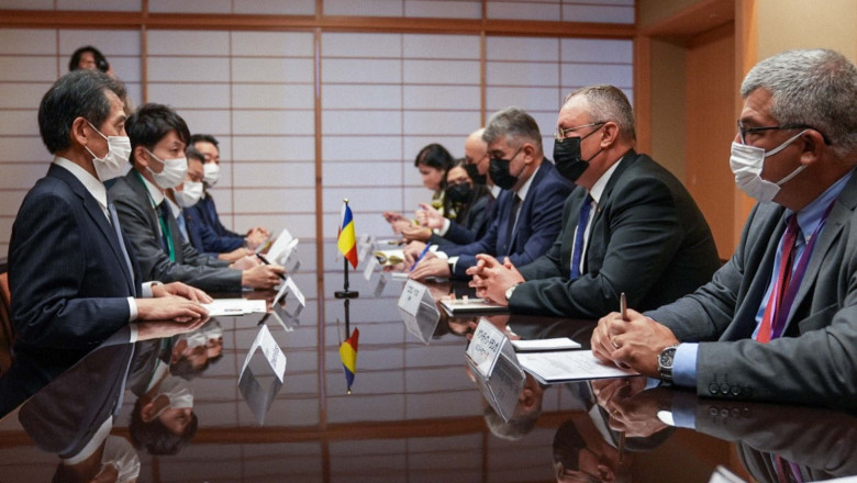 Preşedintele Camerei Deputaţilor, Marcel Ciolacu, şi prim-ministrul Nicolae Ciucă, alături de oficiali japonezi.