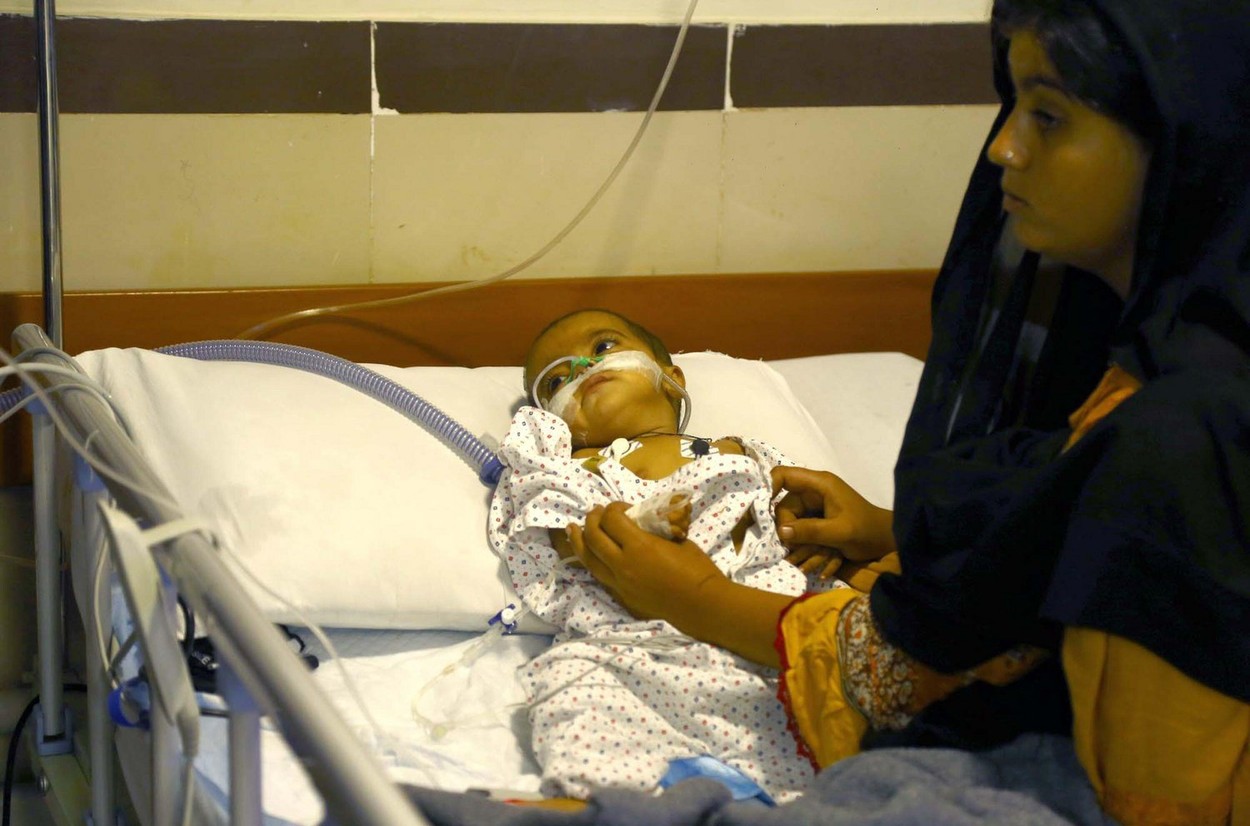Mai întâi au fost inundațiile devastatoare. Acum, copiii din Pakistan se luptă cu un nou dezastru (CNN)