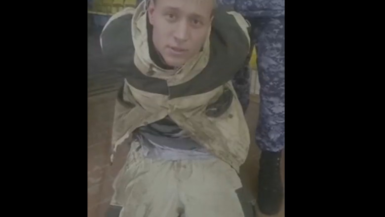 rus ținut în genunchi după ce a împușcat un comandant de centru de reccrutare