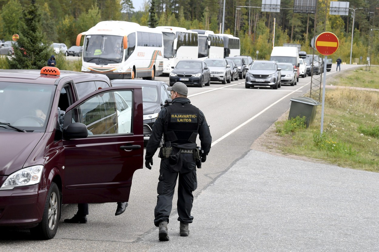 Rușii iau cu asalt granița cu Finlanda de frica mobilizării lui Putin
