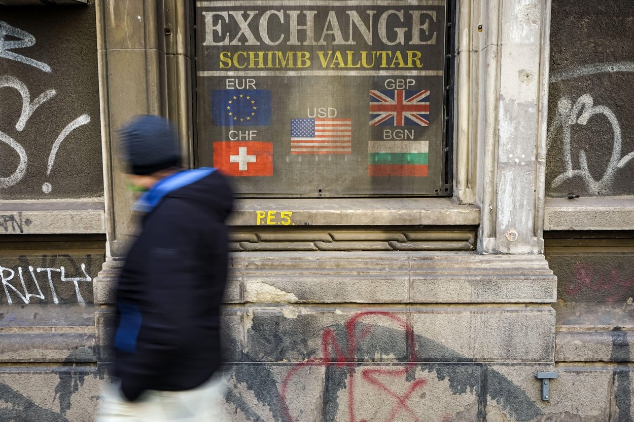 Dolarul atinge un nou record: A ajuns la 5,11 lei