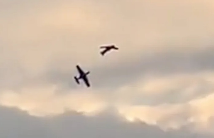 Momentul în care două avioane se ciocnesc în aer și se prăbușesc, în Germania