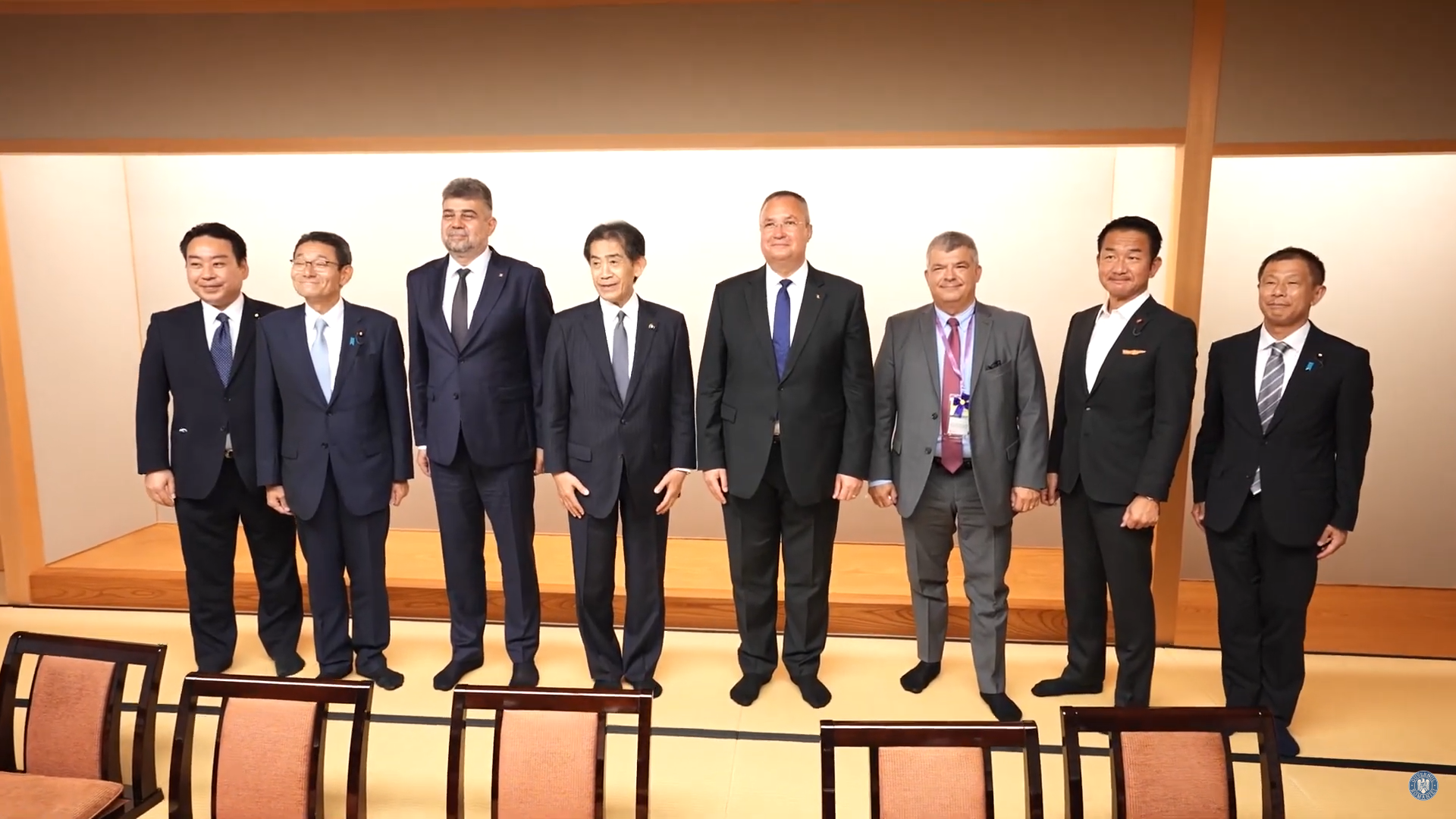 Nicolae Ciucă și Marcel Ciolacu, puși să se descalțe la o întâlnire cu parlamentari din Japonia