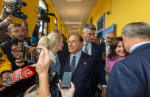Elezioni, Berlusconi al seggio: il presidente di Forza Italia vota