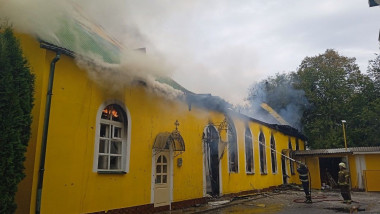 pompieri ucraineni sting o casa in flacari