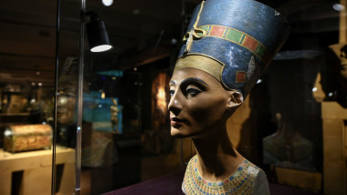 Replică a bustului lui Nefertiti într-un muzeu din Rusia