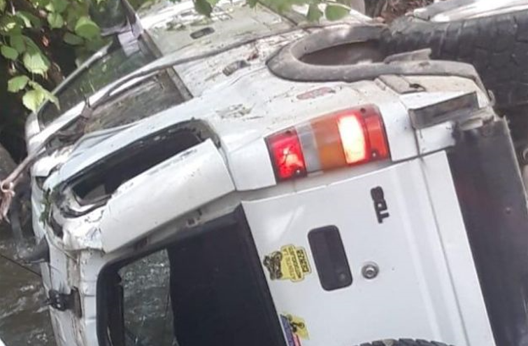 FOTO. Un tânăr de 19 ani a murit înecat după ce s-a răsturnat cu maşina într-un pârâu