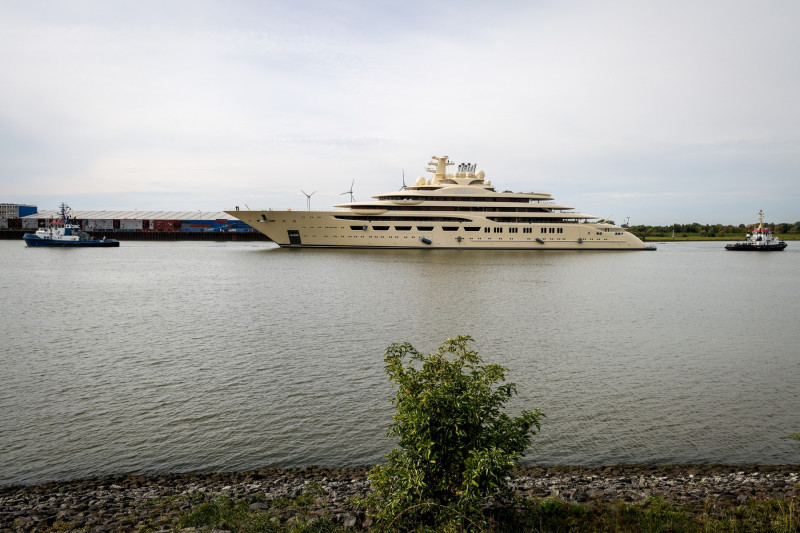 Dilbar, un iaht lung de 156 de metri, ar aparține surorii lui Usmanov și este de asemenea vizat de sancțiuni. Foto - Profimedia Images (6)