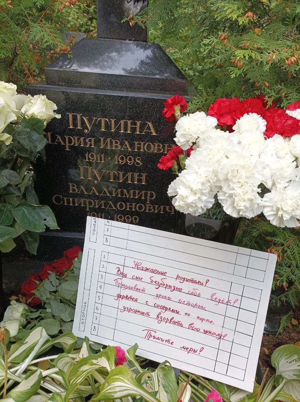 Bilet lăsat pe mormântul părinților lui Putin: „Fiul vostru se comportă obraznic și amenință să arunce școala în aer”