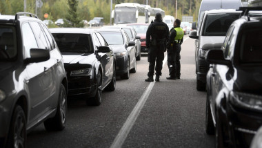polițiști de frontieră între mașini la graniță