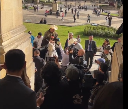Un senator columbian a intrat cu un cal în Congres