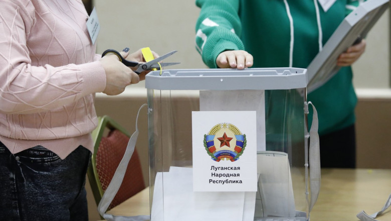 urnă de vot cu stema separatistilor din Donbas