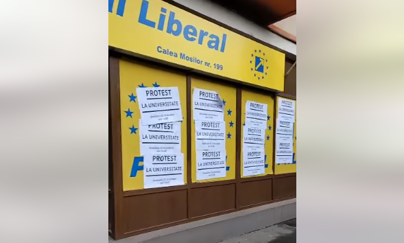 Apeluri la protest lipite pe sediul PNL Sector 2. „Priviti cum arata civilizatia in ochii celor care nu au argumente politice”