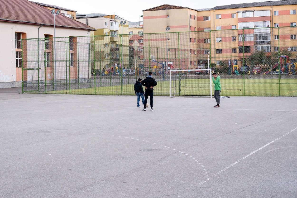 Acces gratuit al copiilor la terenul de sport din curtea şcolii, după orele de curs, proiect adoptat de Senat