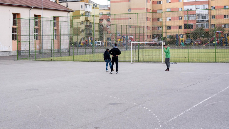 copii in curtea scolii pe terenul de sport