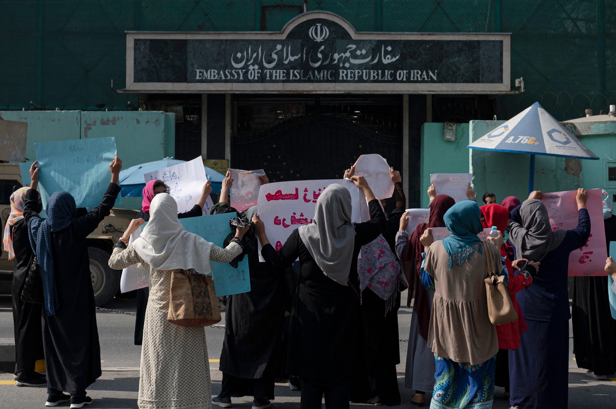 Talibanii au alungat cu focuri de armă și cu bătaie femeile care protestau: „Iranul se ridică, acum este rândul nostru”