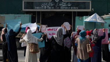 femei afgane la protest cu pancarte