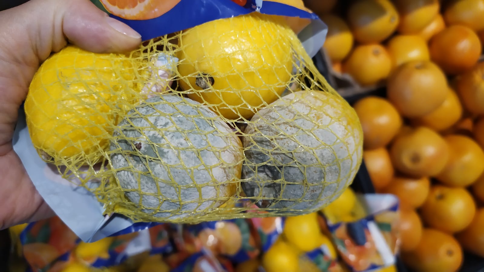 ANPC a amendat 50 de magazine Auchan din toată țara. Au descoperit fructe și legume mucegăite, alimente expirate și ustensile murdare