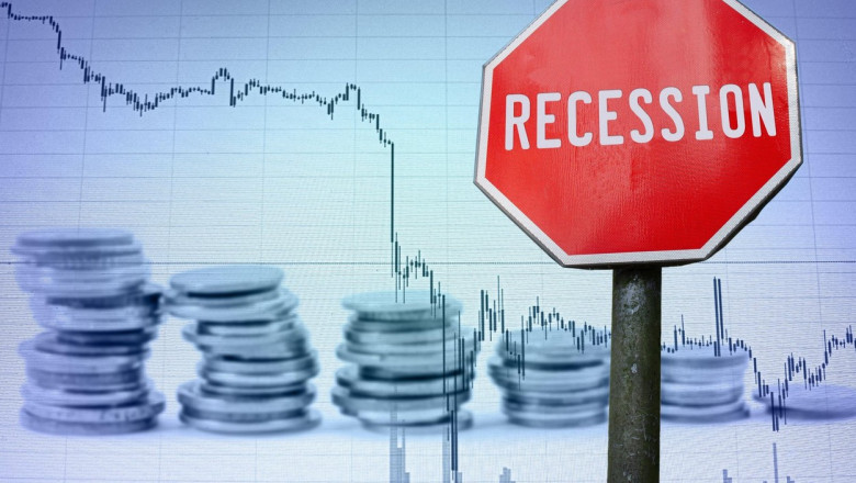 indicator rosu pe care scrie in engleza recesiune si monede pe fundal