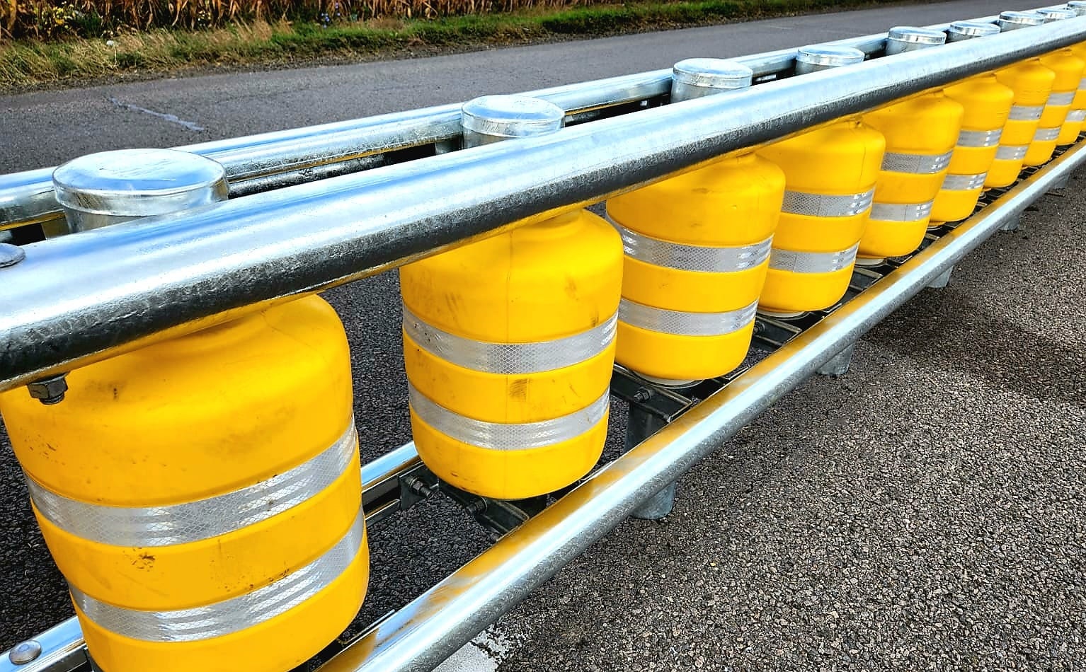 "Sectorul morții" de pe E85 a început să fie dotat cu parapete de protecție cu rulouri
