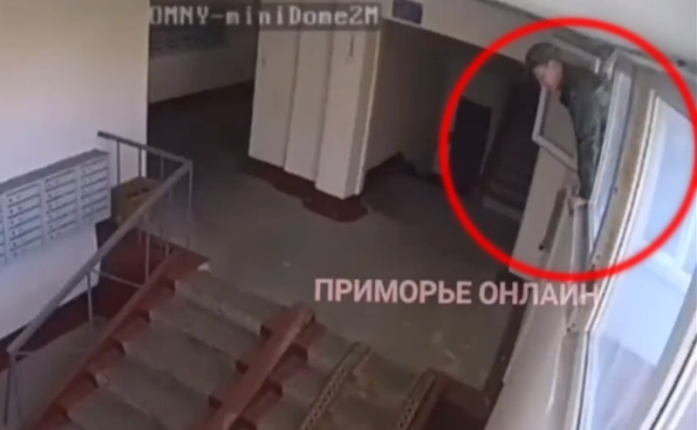VIDEO Recrutorii ruși intră pe geam să ducă documentele de înrolare în armată, pentru că oamenii încuie ușile