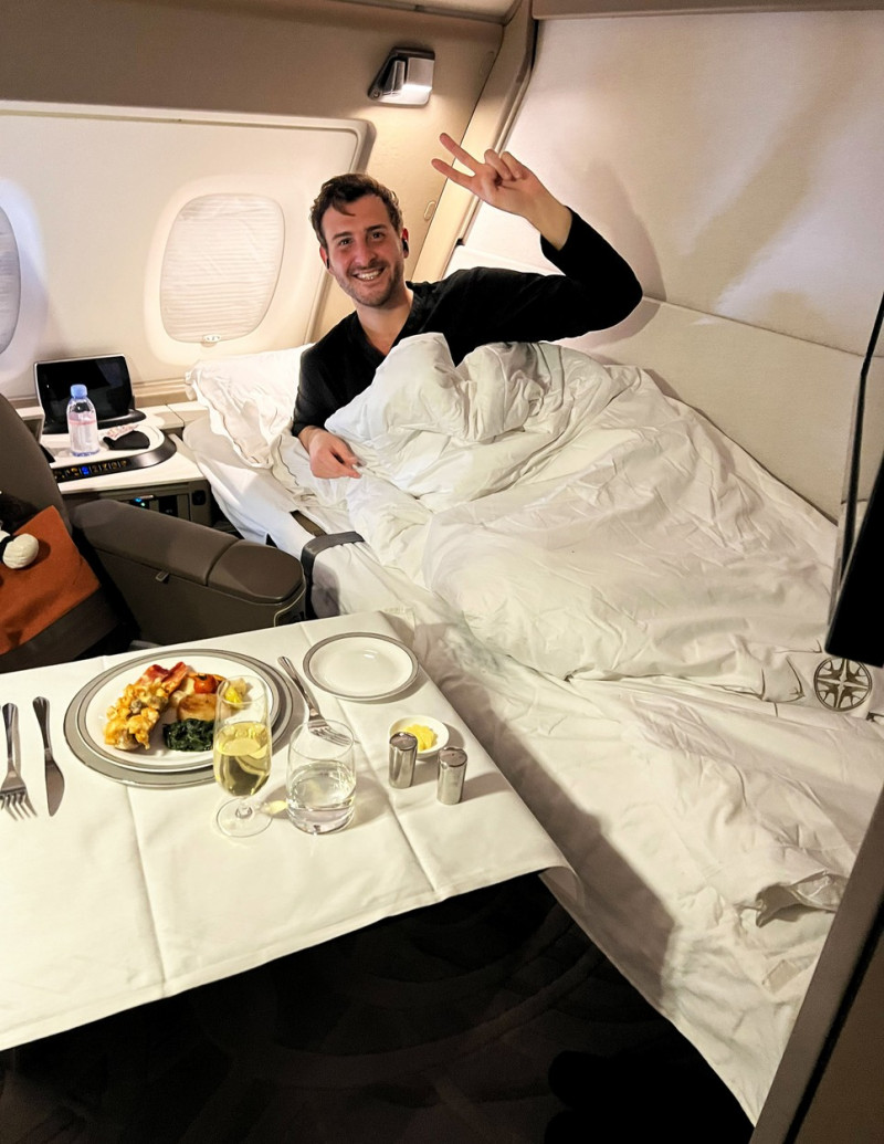 MAN TRAVELS 4 MILLION MILES TO DINE IN DIFFERENT AIRPLANES