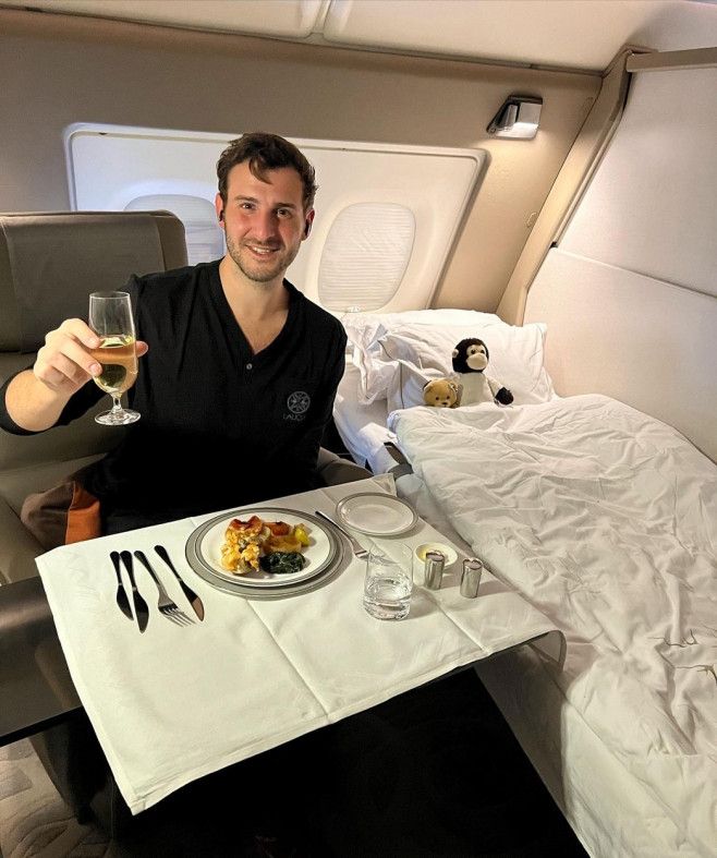 MAN TRAVELS 4 MILLION MILES TO DINE IN DIFFERENT AIRPLANES