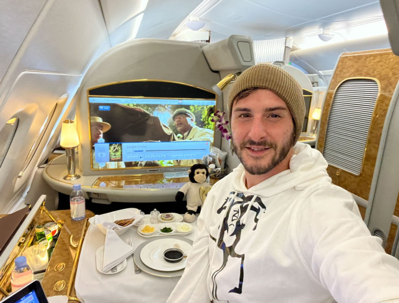 MAN TRAVELS 4 MILLION MILES TO DINE IN DIFFERENT AIRPLANES